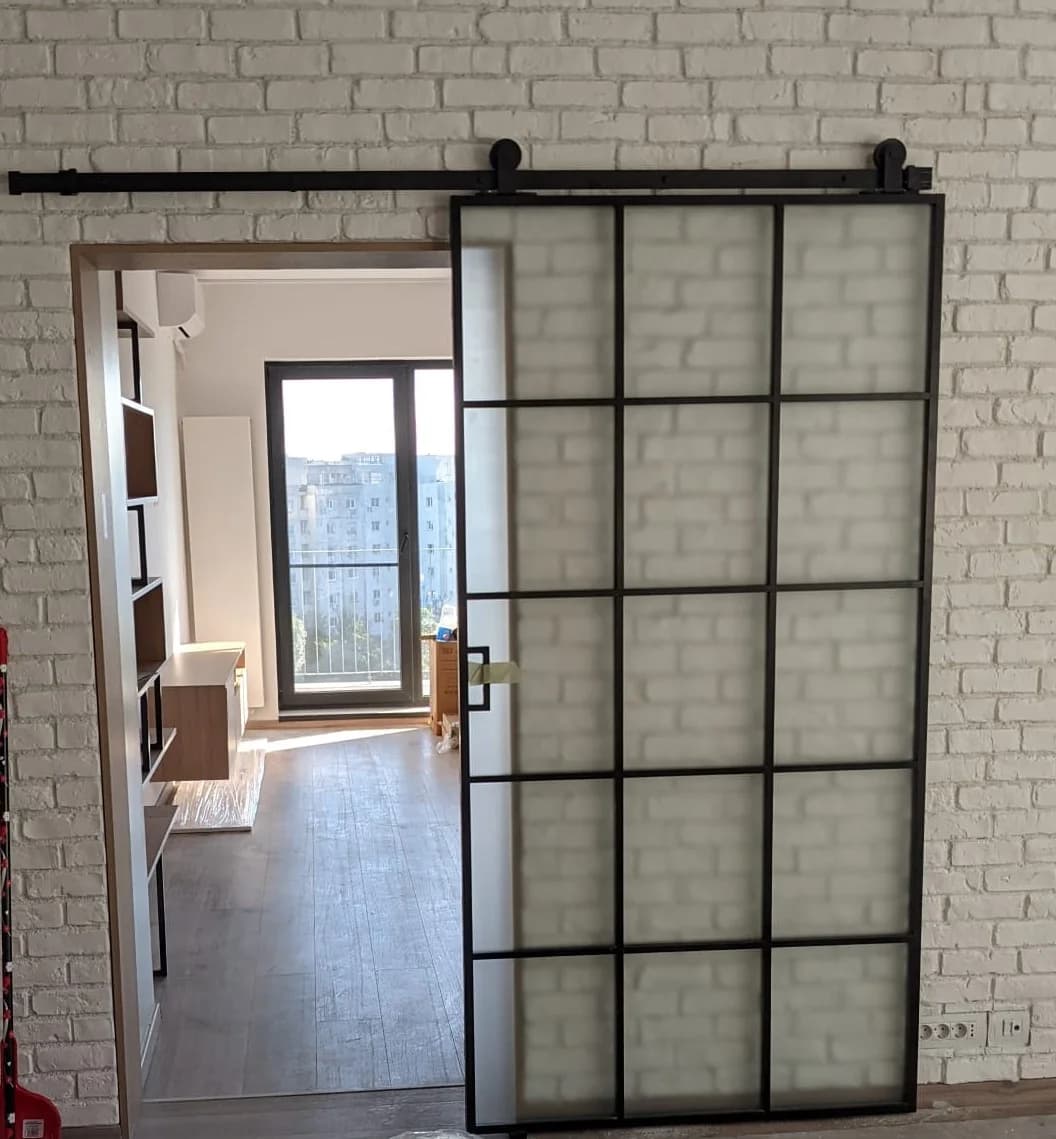 Proiect de amenajare a unui apartament mic. Foto: Ușă glisantă din sticlă