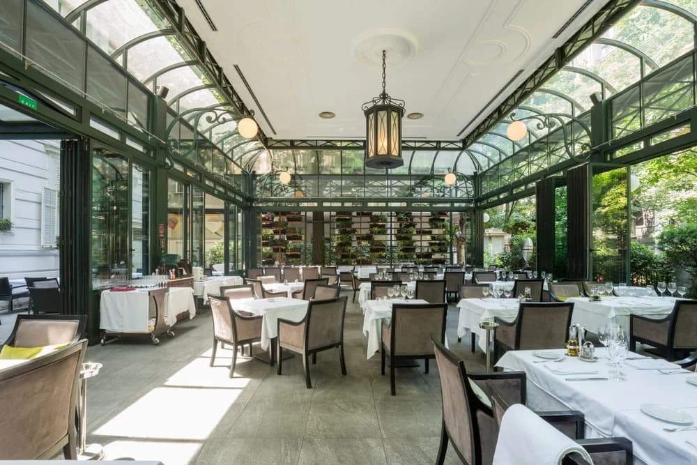 3 idei de amenajare și închiderea teraselor de restaurant, bar și cafenea