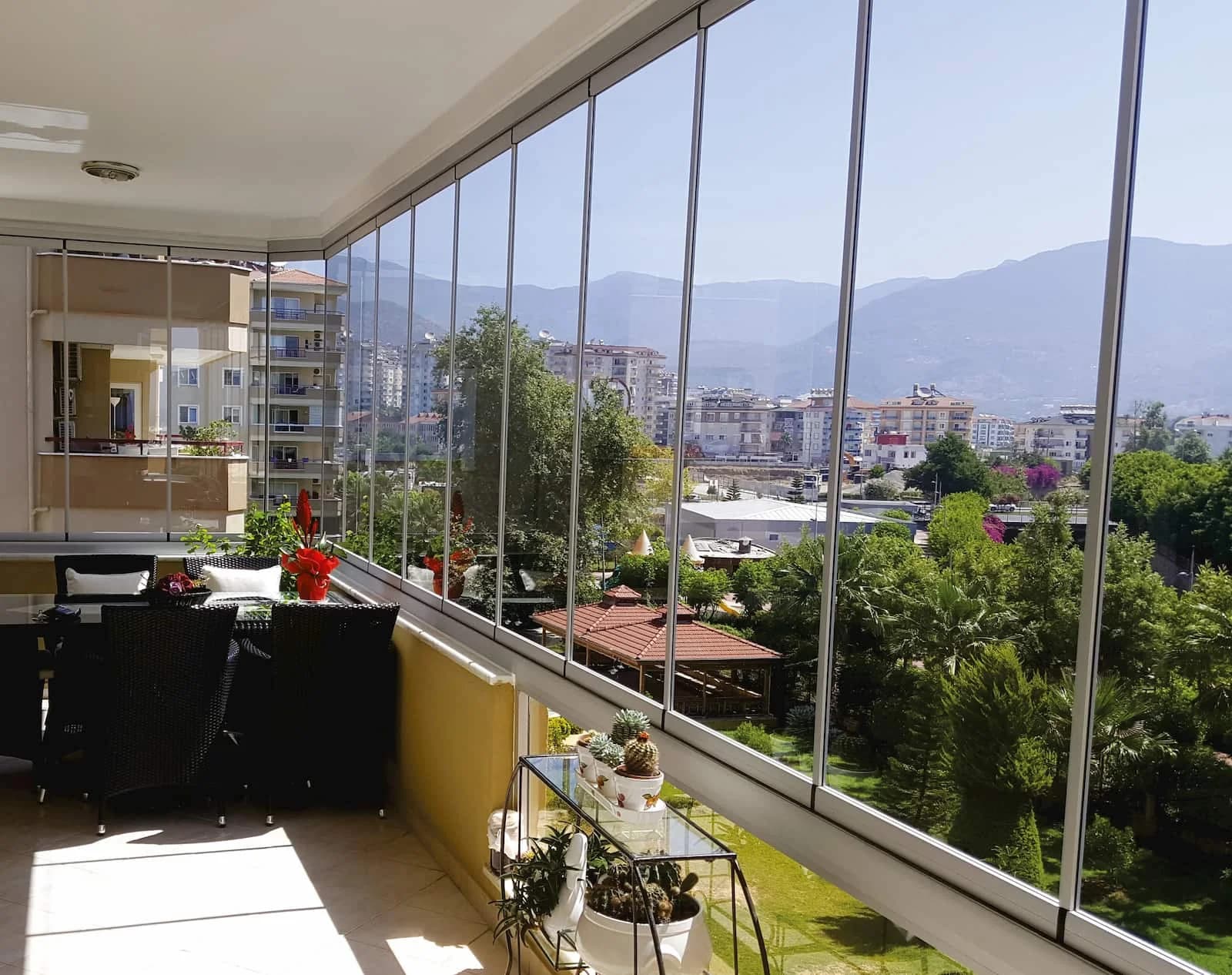 Sisteme culisante moderne de închidere balcon cu sticla sau inchidere terase cu sticla