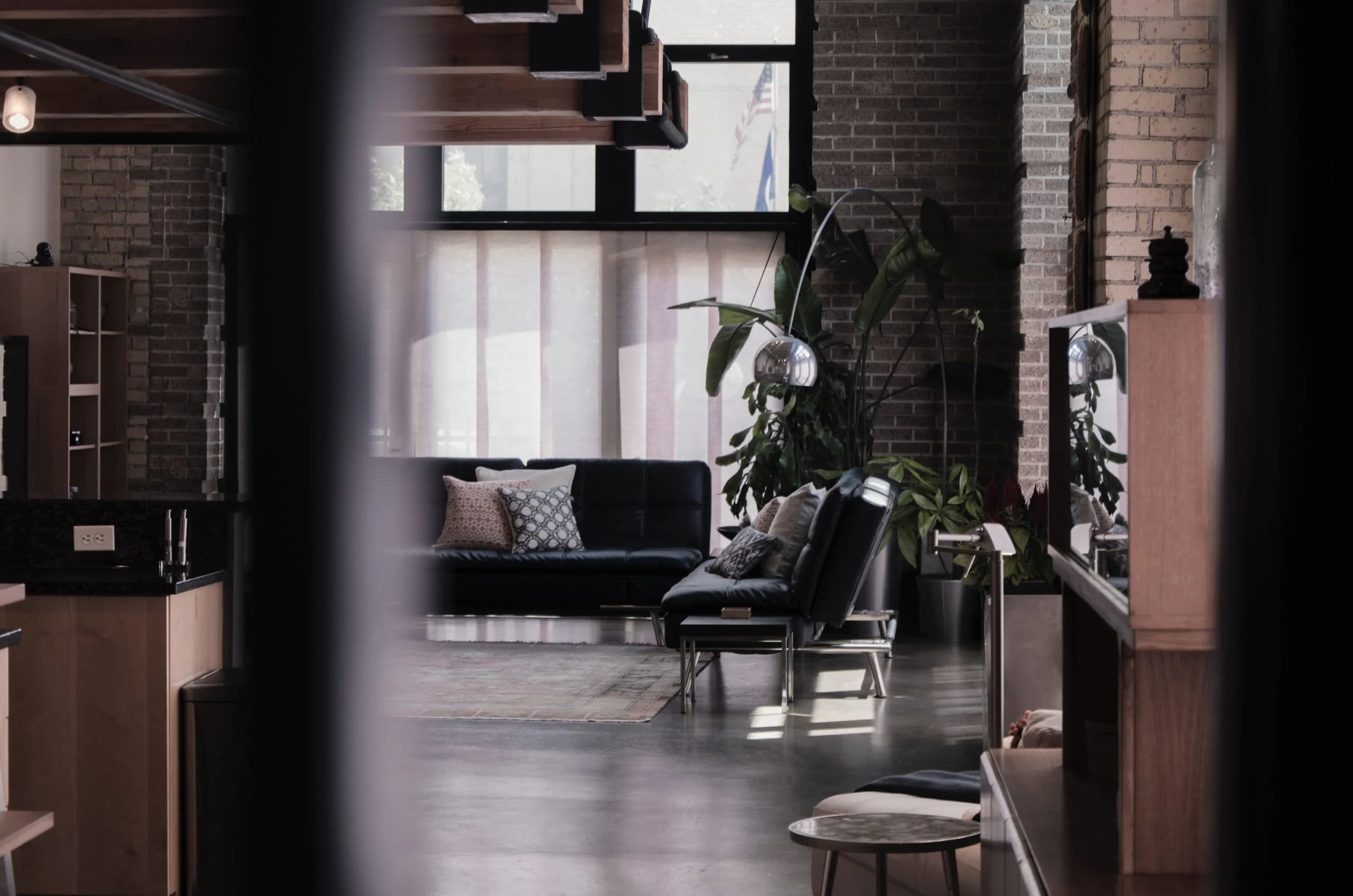 Ce elemente cheie prezintă o locuință cu design industrial?