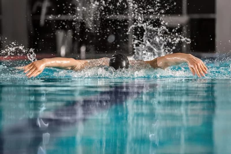 Înotul este un sport foarte benefic pentru sănătate