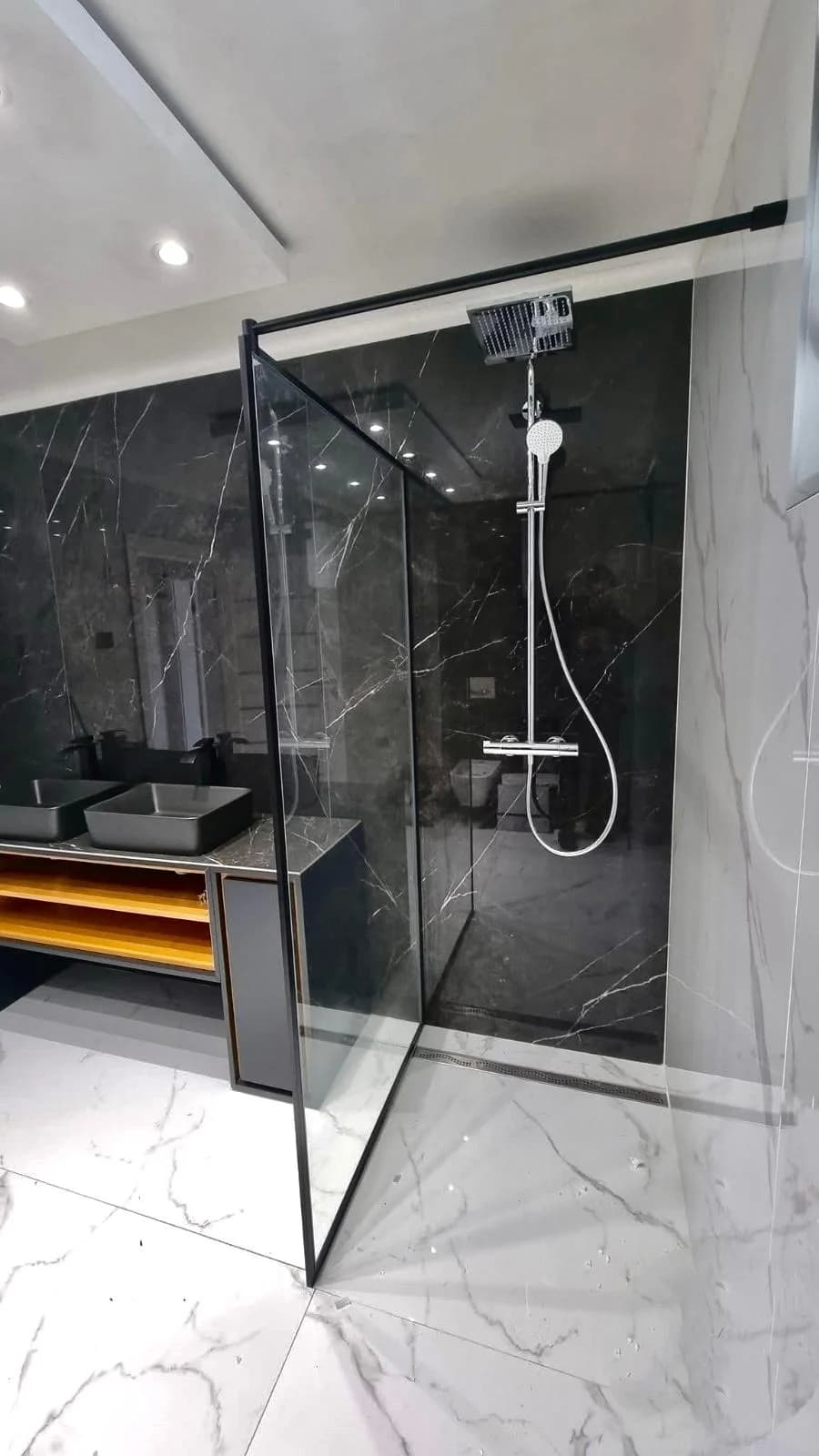 Cât costă o cabină de duș la comandă? Ghid complet pentru alegerea potrivită