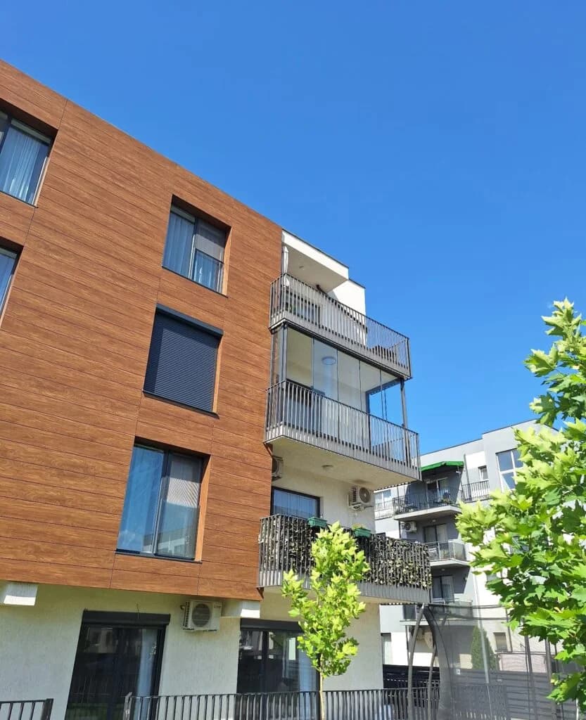 Balcon închis cu sistem de închidere cu geamuri glisante GEMINI de la Rom Decor