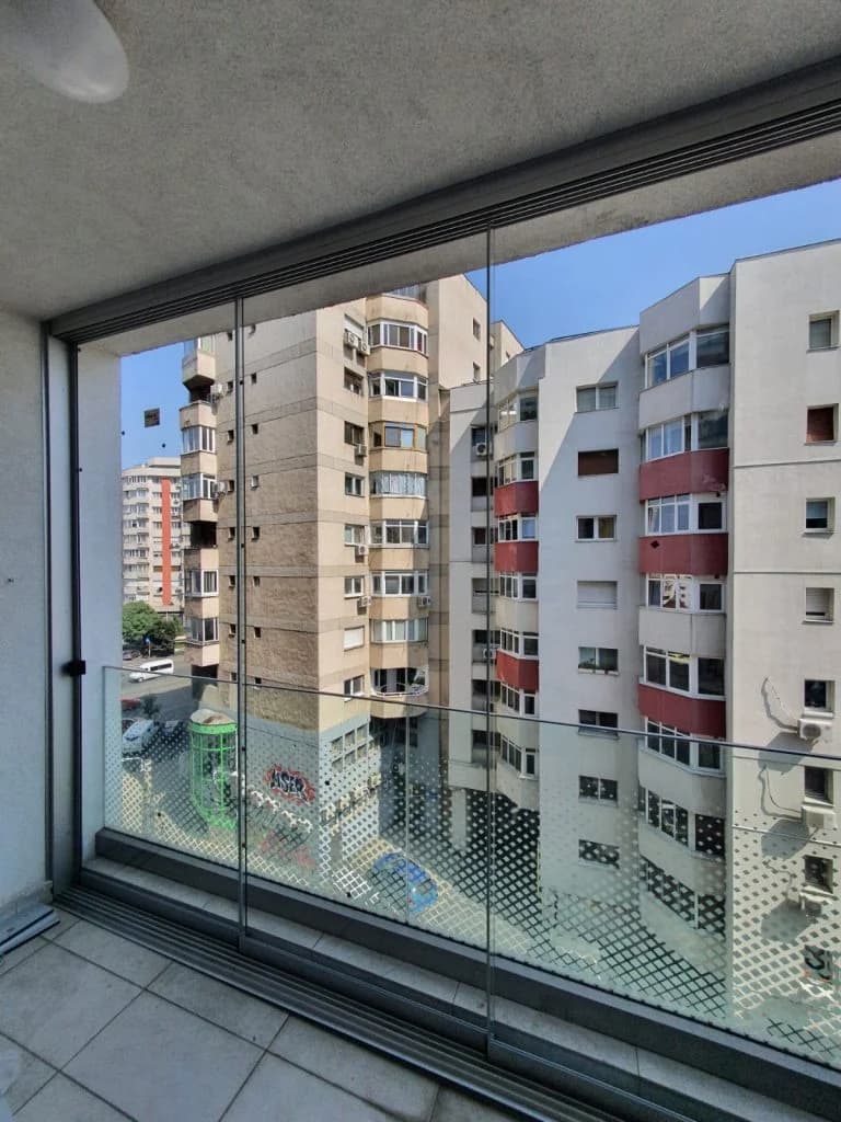 Balcon închis cu sistem de geamuri glisante Gemini Slide de la Rom Decor