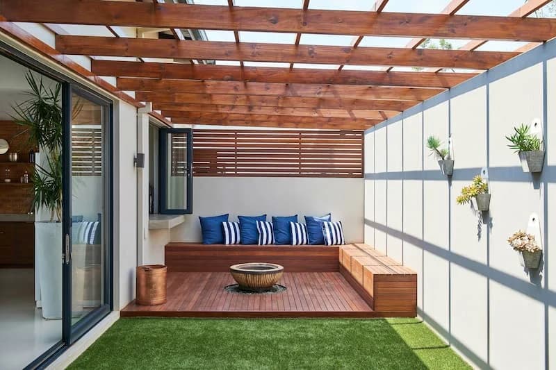 O terasă deschisă lipită de casă . Sursa: https://www.thisoldhouse.com/patios/22650246/pergola-ideas