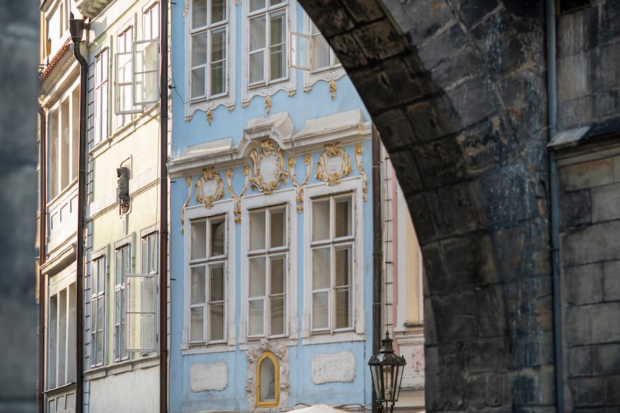 Renovarea unei case vechi poate să necesite aprobări suplimentare. Nu uita să verifici aspectele legale. Foto: FreePik