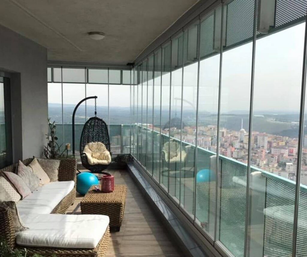 Sistem de închidere balcon cu geamuri glisante din sticlă securizată GEMINI de la Rom Decor
