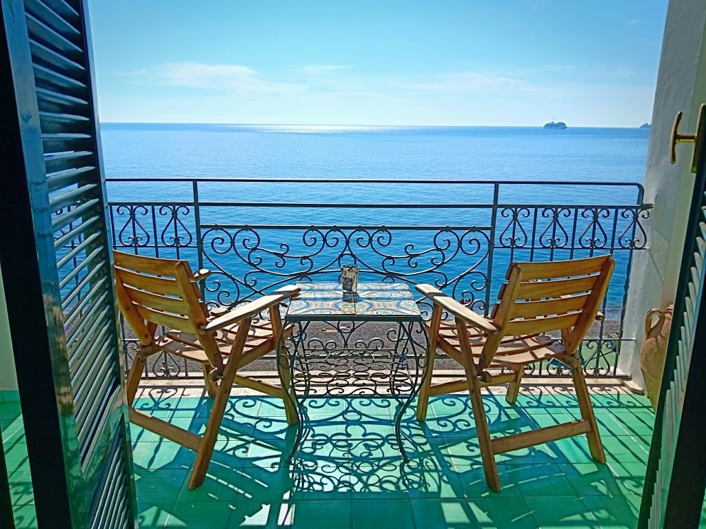 cum să amenajezi balconul în stil mediteranean