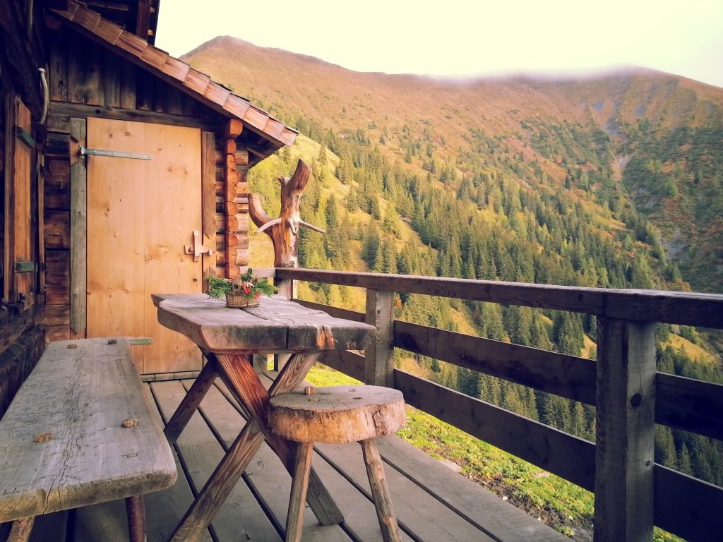 cum să amenajezi balconul rustic