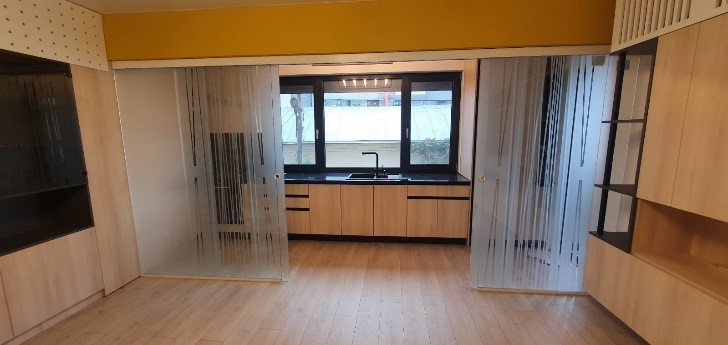 Perete culisant din sticlă pentru delimitarea unei bucătării open space