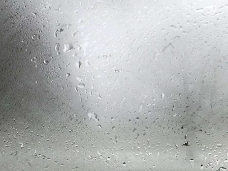 Condensul de pe geamurile locuintei