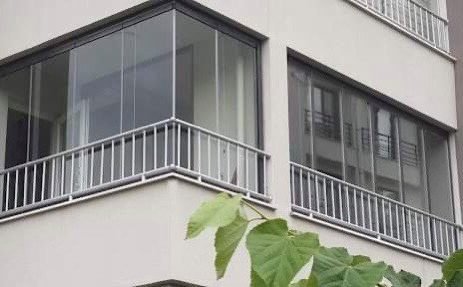 pret inchidere balcon