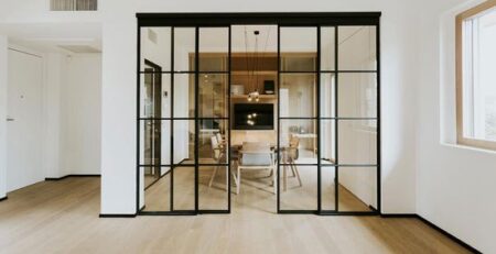 Perete culisant din sticlă. Sursa: https://ro.pinterest.com/gsoshi/interior-sliding-glass-partitions/