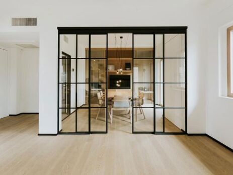 Perete culisant din sticlă. Sursa: https://ro.pinterest.com/gsoshi/interior-sliding-glass-partitions/