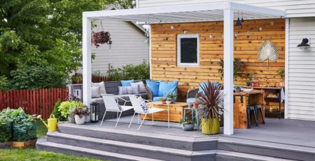 Terasa deschisa lipita de casa. Sursa: https://www.bhg.com/home-improvement/outdoor/pergola-arbor-trellis/attached-pergola-design-ideas/