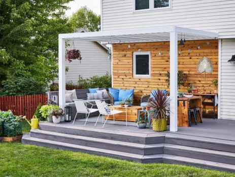 Terasa deschisa lipita de casa. Sursa: https://www.bhg.com/home-improvement/outdoor/pergola-arbor-trellis/attached-pergola-design-ideas/