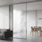 Separare elegantă cu ușă glisantă cu sticlă sablată între living și dining